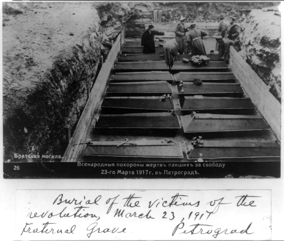 Burial of the victims of the revolution, March 23, 1917 - fraternal grave, Petrograd LCCN2009631814