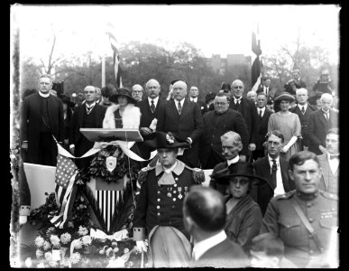 Burke statue. Formal presentation by British Delegation from the Sulgrave Institution, Oct. 12. Left to rt.- Rev. G.C.F. Bratenhal, Sir Chas. Wakefield, Fred Wakefield, Secy. of War Weeks, LCCN2016891735