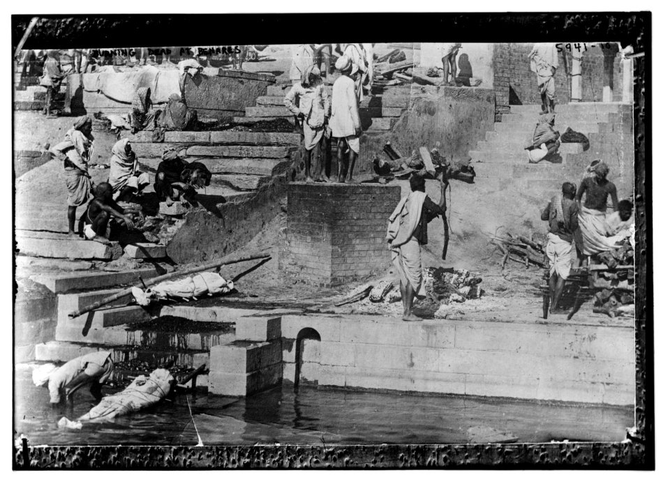 Burning dead at Benares LCCN2014715749