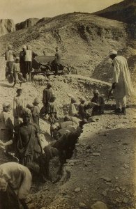 Burton Tutankhamun tomb photographs 1 041