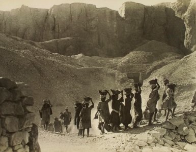 Burton Tutankhamun tomb photographs 1 043