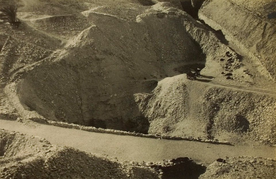 Burton Tutankhamun tomb photographs 1 047