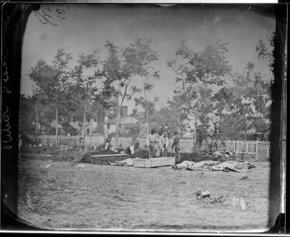 Burying Confederate dead, Fredericksburg, Va - NARA - 524749