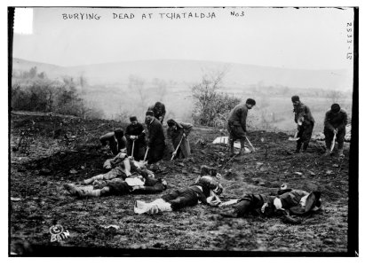 Burying dead at Tchataldja -3 LCCN2014691559