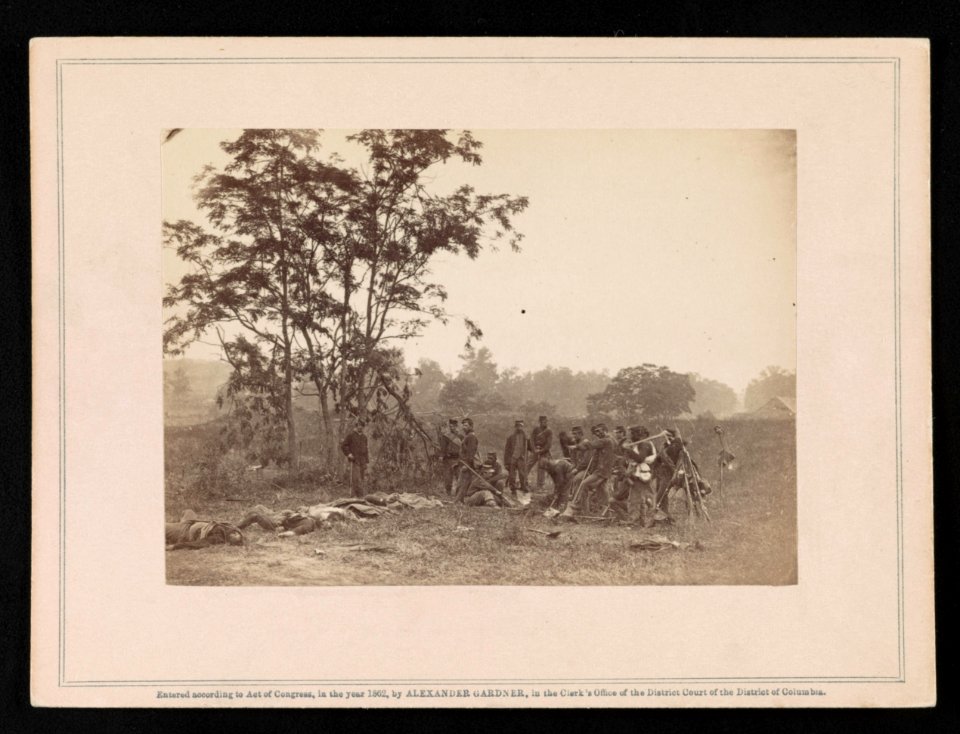 Burying the dead on the battle-field of Antietam LCCN2014646932