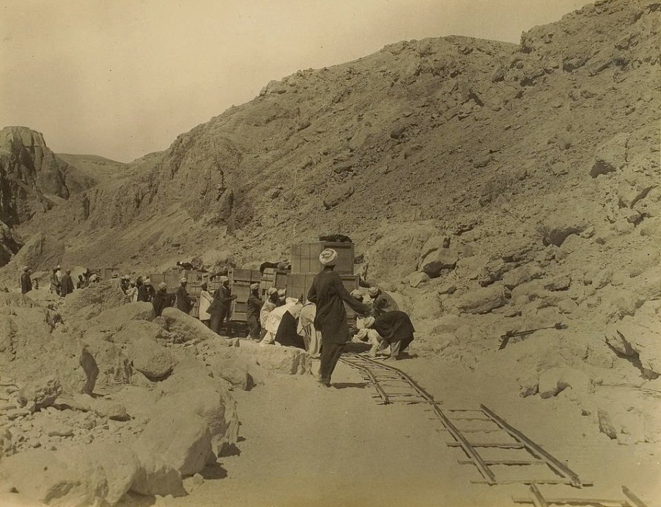 Burton Tutankhamun tomb photographs 1 017