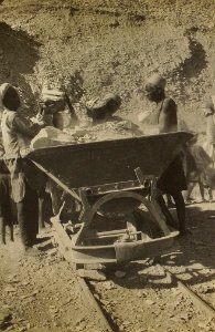 Burton Tutankhamun tomb photographs 1 044