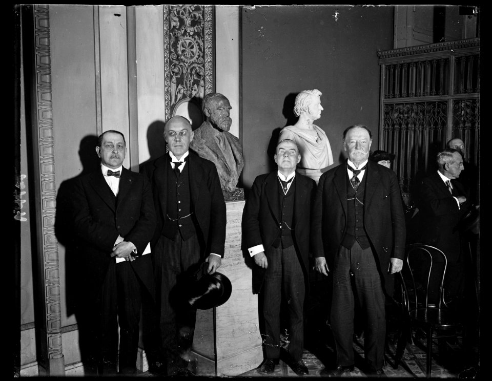 Bust of James Bryce, gift to the Amer. people of Sir Chas. C. Wakefield, for the Sulgrave Institution of Grt. Brit. Unveiled at Capitol, Oct. 12. Left to rt.- Dr. A.S. Beelan, of the LCCN2016891737