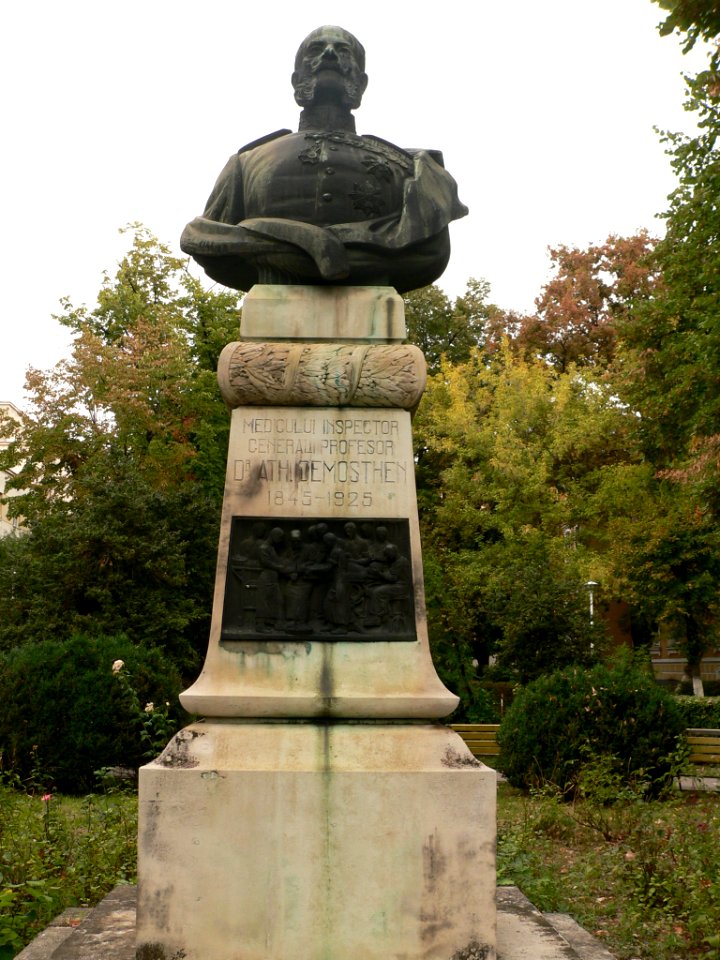Bustul gen. dr. Athanase Demosthen-2