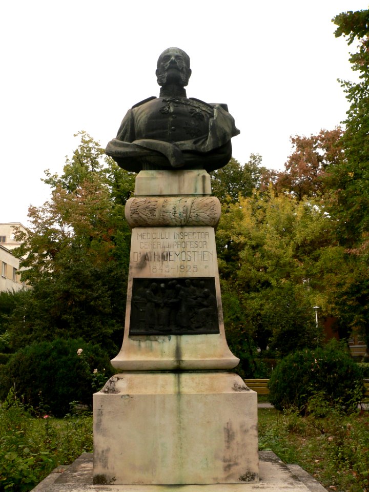Bustul gen. dr. Athanase Demosthen-3