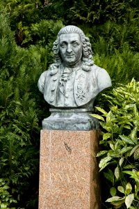 Buste van Linnaeus, staat rechts achter het huis - Heemstede - 20397972 - RCE