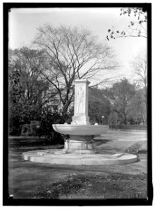 BUTT, ARCHIBALD WILLINGHAM. MILITARY AIDE TO PRESIDENT TAFT. FOUNTAIN IN MEMORY OF BUTT AND MILLET, SOUTH OF WHITE HOUSE LCCN2016865010