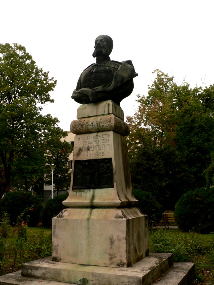 Bustul gen. dr. Athanase Demosthen-9