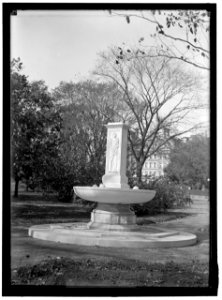 BUTT, ARCHIBALD WILLINGHAM. MILITARY AIDE TO PRESIDENT TAFT. FOUNTAIN IN MEMORY OF BUTT AND MILLET, SOUTH OF WHITE HOUSE LCCN2016865011