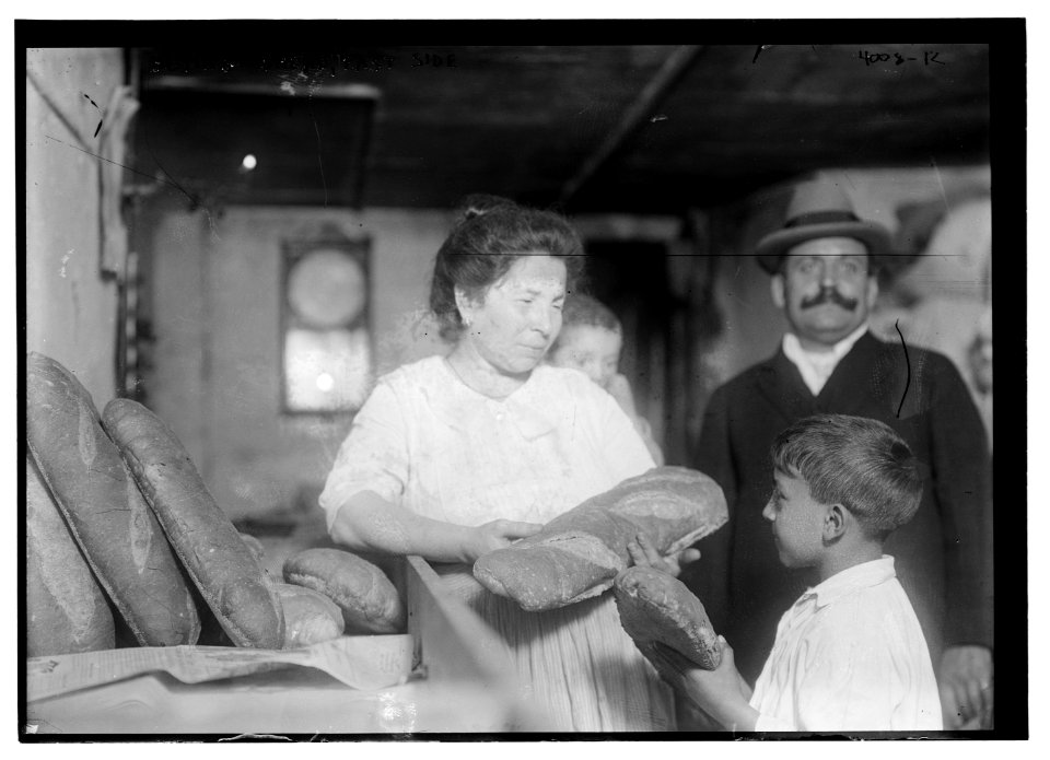 Buying bread, East Side LCCN2014702897