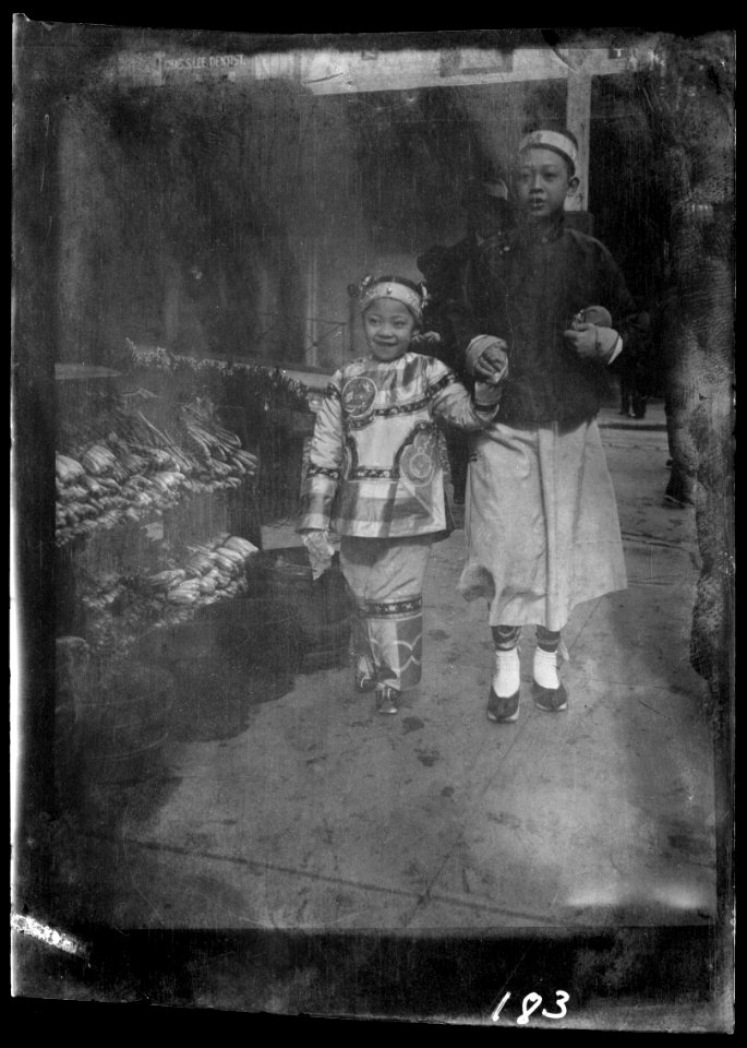 Buying New Year's gifts, Chinatown, San Francisco LOC agc.7a08995