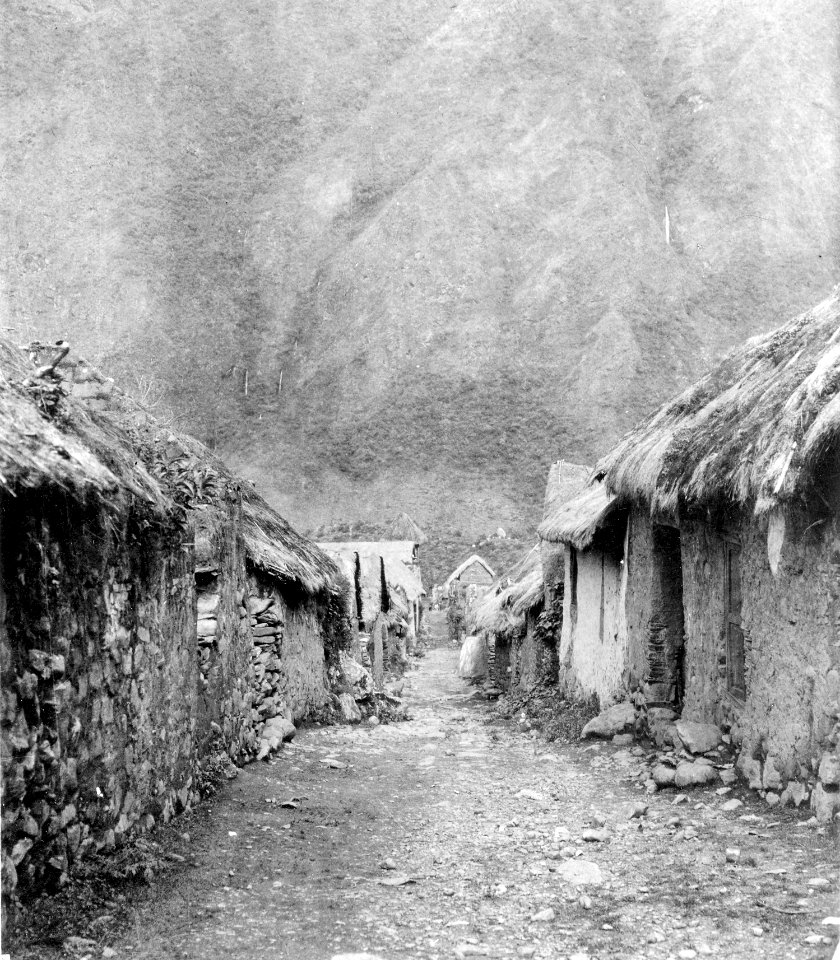 By, delvis bebodd av quichuaindianer. Ollachea. Peru - SMVK - 002688