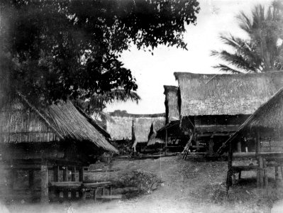 Bygatan i Kantewoe från väster. Lokal, Kantewoe, Central-Celebes. Foto, Walter Kaudern, okt. 1918 - SMVK - 010785