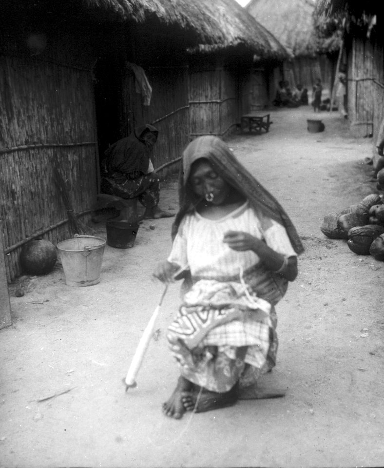 Bygata i Cuepté, San Blas, Panama. Cuna-kvinna som spinner bomullstråd. San Blas - SMVK - 806D