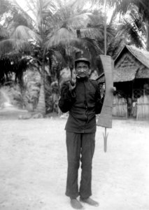 Byhövdingen (kapalan) redo att utföra en krigsdans. Dansen är en solodans. Boelagi. Indonesien - SMVK - 000228