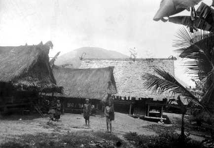 Byn Siwóngi. Byggnaden med spåntak är lobon. Siwongi. Indonesien - SMVK - 000245