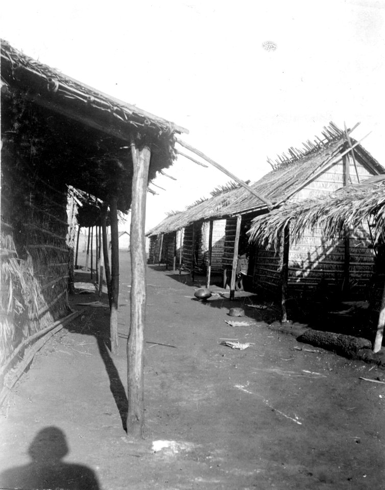 Byn Betsina, s. om Kinkonysjön, n.v. Madagaskar. Sakalav-byn Betsina. Saba i byn - SMVK - 001659