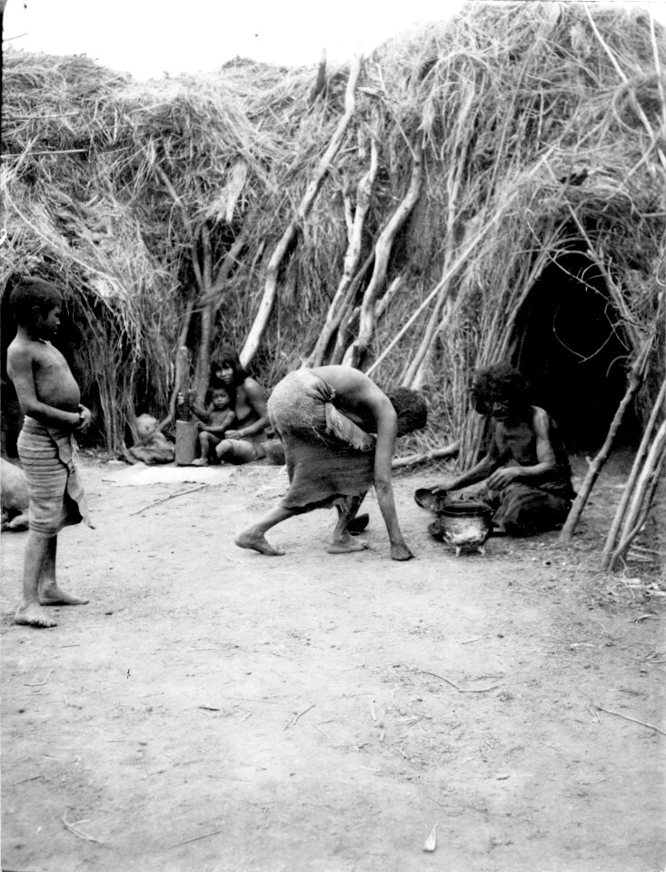 Byscen. Kvinnor vid hyddorna. Foto, Erland Nordenskiöld 1908 - SMVK - 004699
