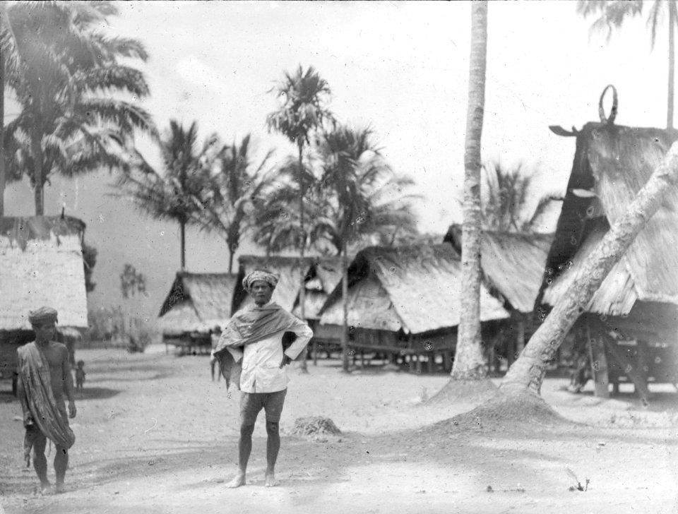 Byscen. I förgrunden är byns hövding (kapala). Sulawesi. Indonesien - SMVK - 1599D