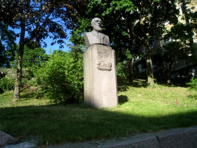 Byst av Anders Petter Löfström, Sundbybergs grundare, utförd 1944 av Carl Fagerberg, 2018a