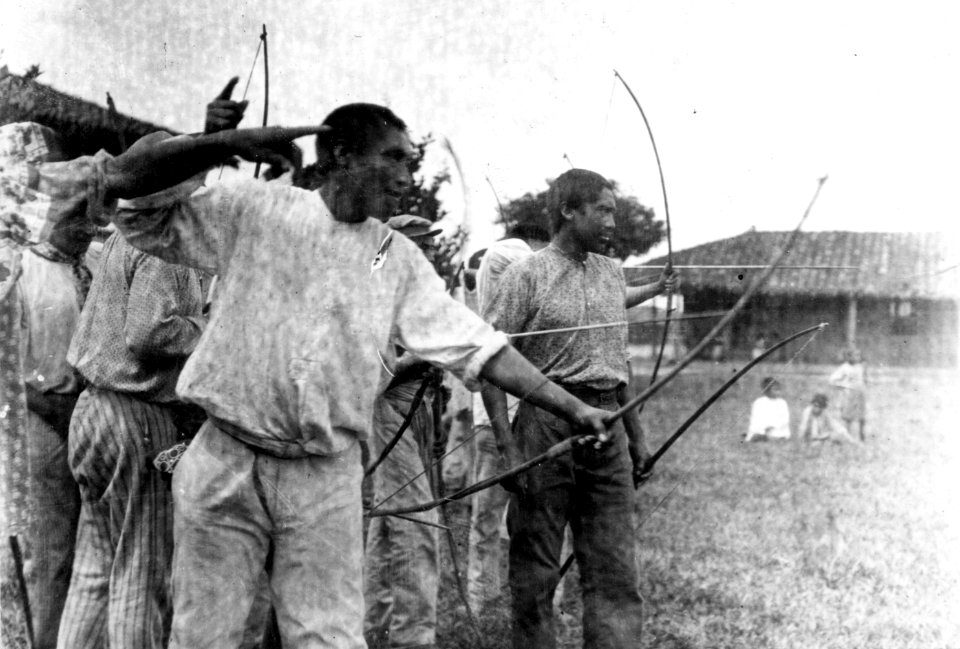 Bågskjutande missionsindianer. Lokal, Guarayos, östra Bolivia. Stam, Gúarayú - SMVK - 005651