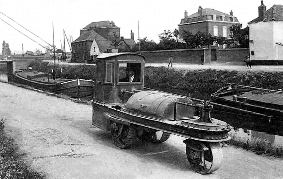 Béthune - Un Tracteur électrique suivant le Cours du Canal
