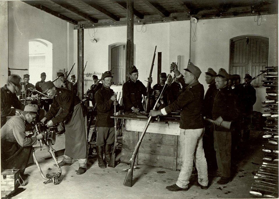 Büchsenmacherwerkstätte im Schanzzeugdepot Nro.7.Standort, Cellulosefabrik Villach. Aufgen.am 30.August.1915. (BildID 15461588)
