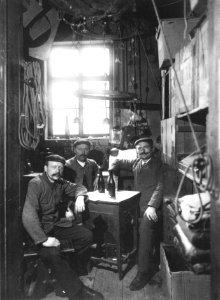 Bühnenarbeiter beim Frühstück, um 1905