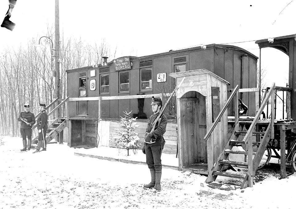 Büro der Etappe in einem ausgedienten Bahnpostwagen - CH-BAR - 3238215