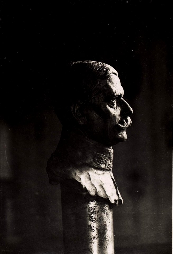 Büste von Oberst Müller, Tel.Chef, 4.Armeekommando (BildID 15704291)