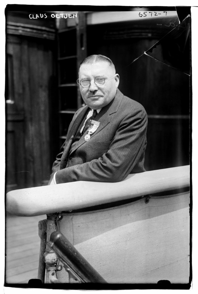 Claus Oetjen LCCN2014719354
