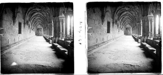 Claustre amb elements romànics i gòtics a l ' interior del monestir de Poblet