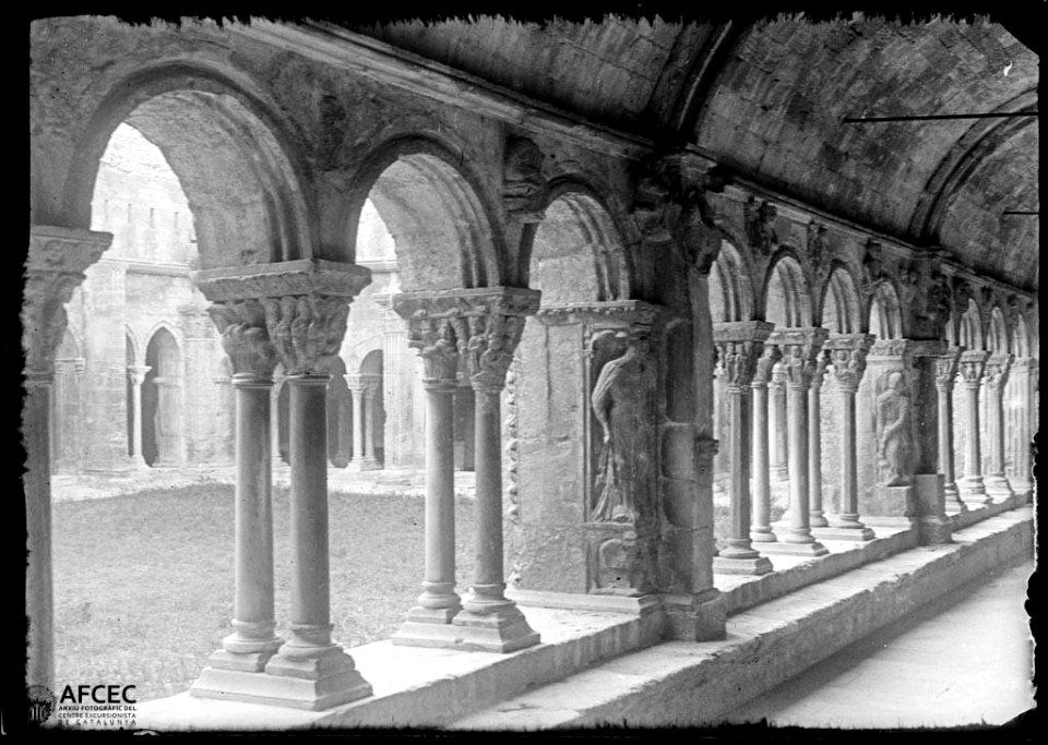 Claustre de l'església de Sant Tròfim d'Arle (AFCEC MORELLO A 7619)