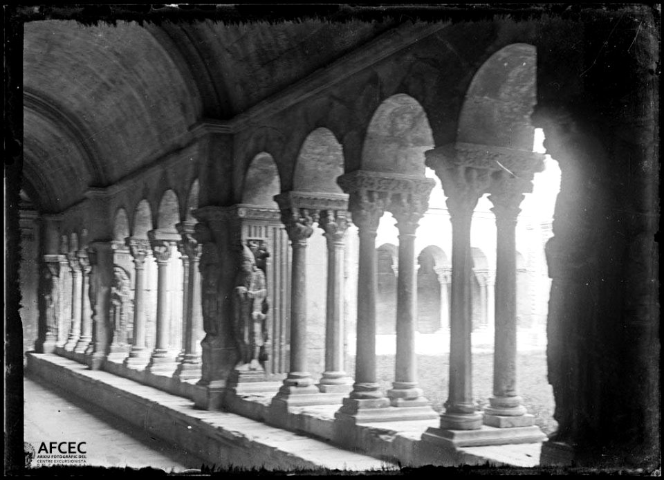 Claustre de l'església de Sant Tròfim d'Arle