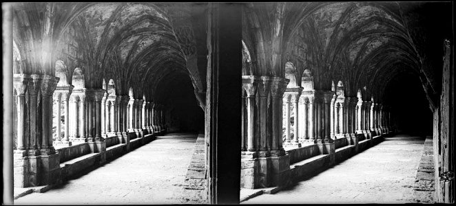 Claustre del monestir cistercenc de Poblet amb els seus arcs ogivals