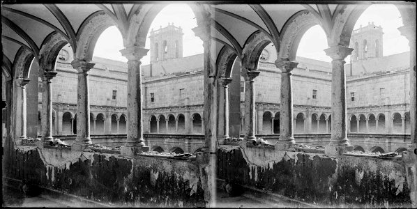 Claustre del monestir de Sant Francesc de Paula amb el campanar al fons