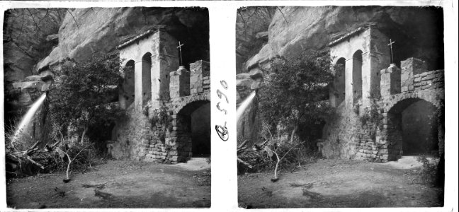 Claustre i façana de la capella del santuari de Sant Miquel del Fai