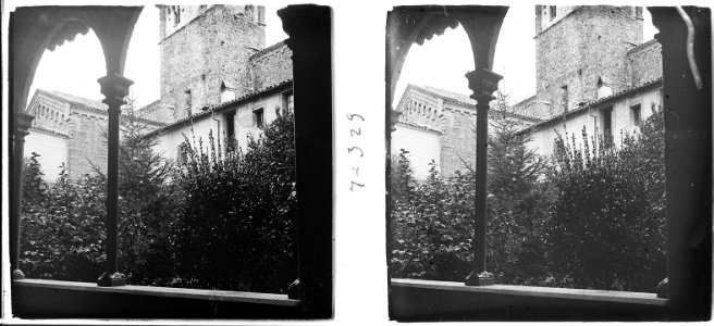 Claustre i campanar del monestir de Sant Joan de les Abadesses