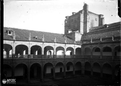 Claustre i torre del Colegio Mayor de Santiago el Zebedeo a Salamanca photo