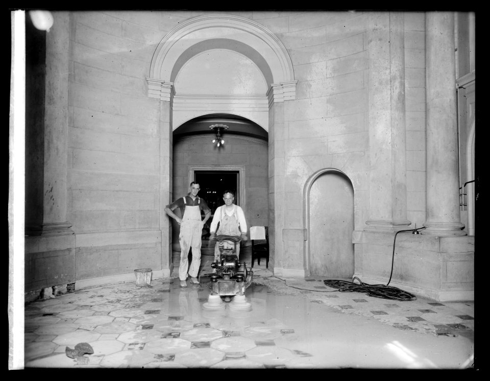 Cleaning & renovating Statuary Hall, (Washington, D.C.) LCCN2016852152
