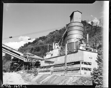 Cleaning and sizing plant for coal. Koppers Coal Division, Kopperston Mine, Kopperston, Wyoming County, West Virginia. - NARA - 540896