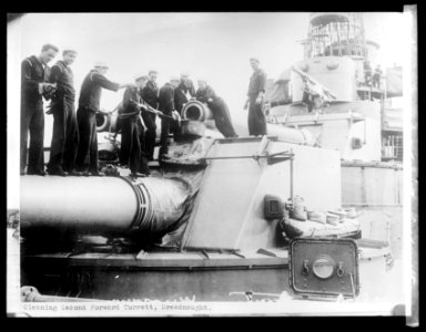 Cleaning second forward turrett, Dreadnaught LCCN2016825856