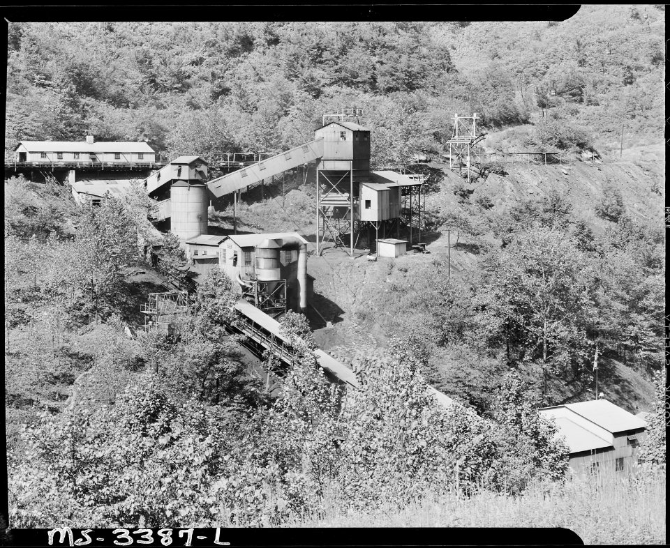 Cleaning plant and tipple of the mines. Inland Steel Company, Wheelwright ^1 & 2 Mines, Wheelwright, Floyd County... - NARA - 541520
