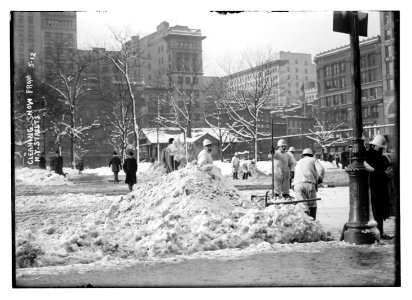 Cleaning snow from N.Y. streets LCCN2014680031