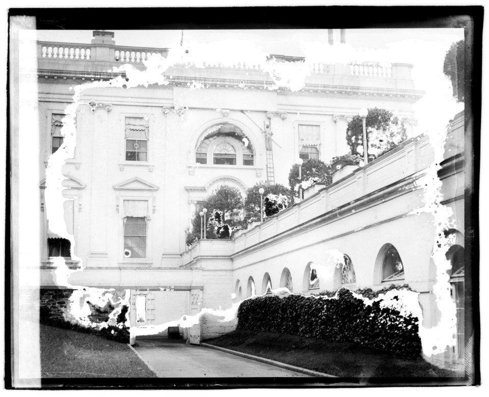 Cleaning White House LCCN2016828908